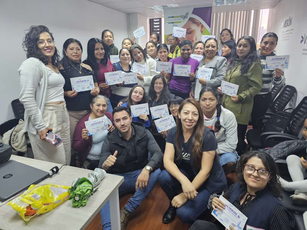 Equipo de Fidepor trabajando en proyectos tecnológicos con enfoque social